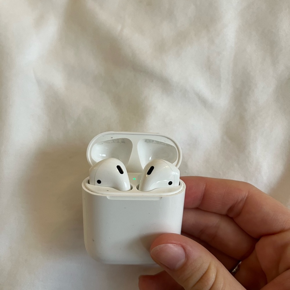 AirPods (2nd generation)
Model number: A2031
Year introduced: 2019